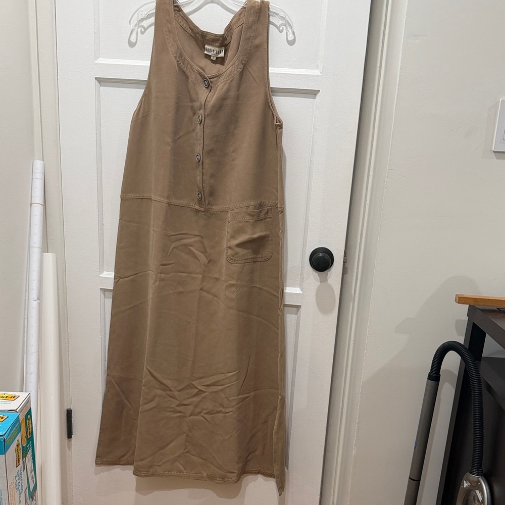 Chic Sleeveless Tan Midi Dress